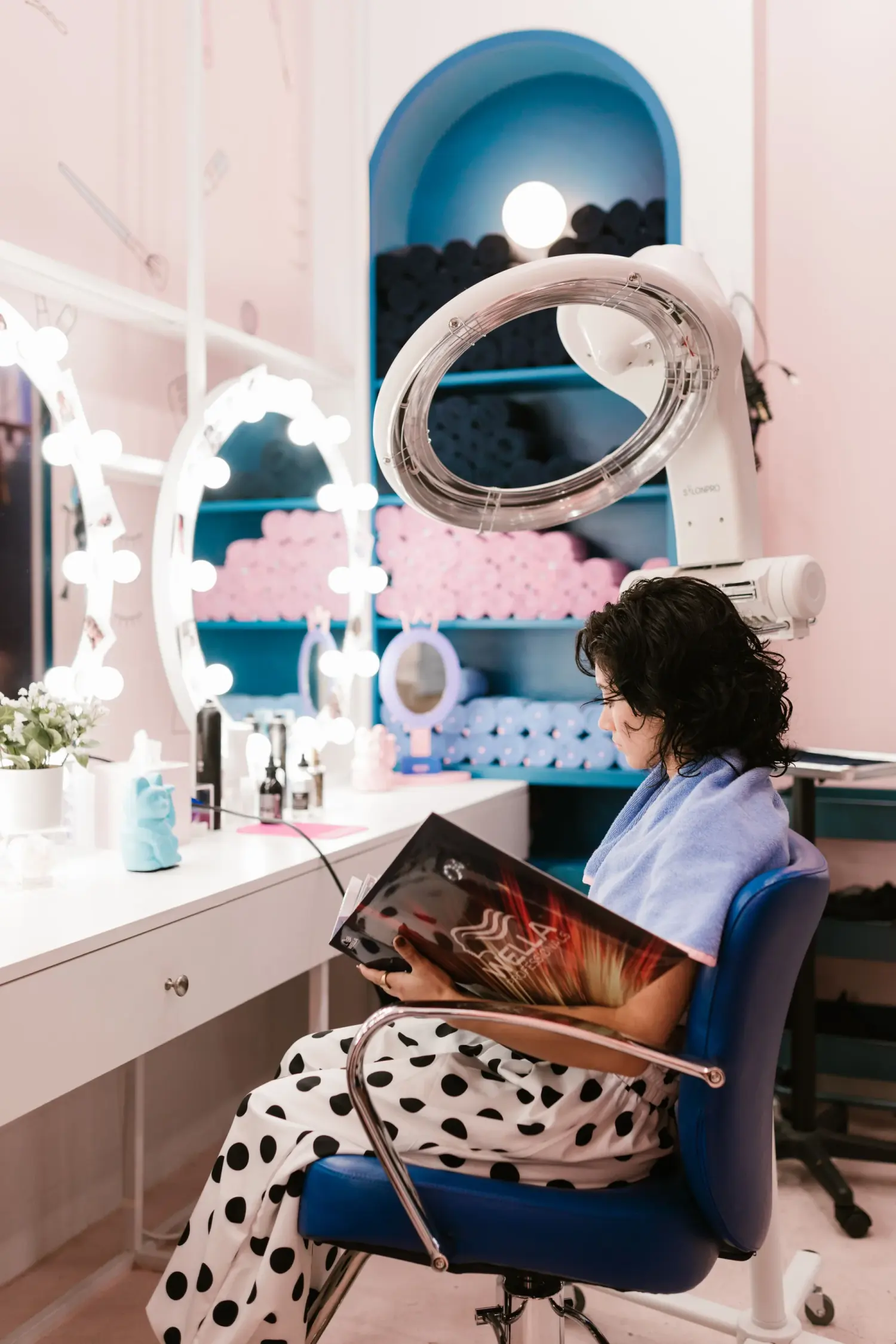 La hair stylist al lavoro